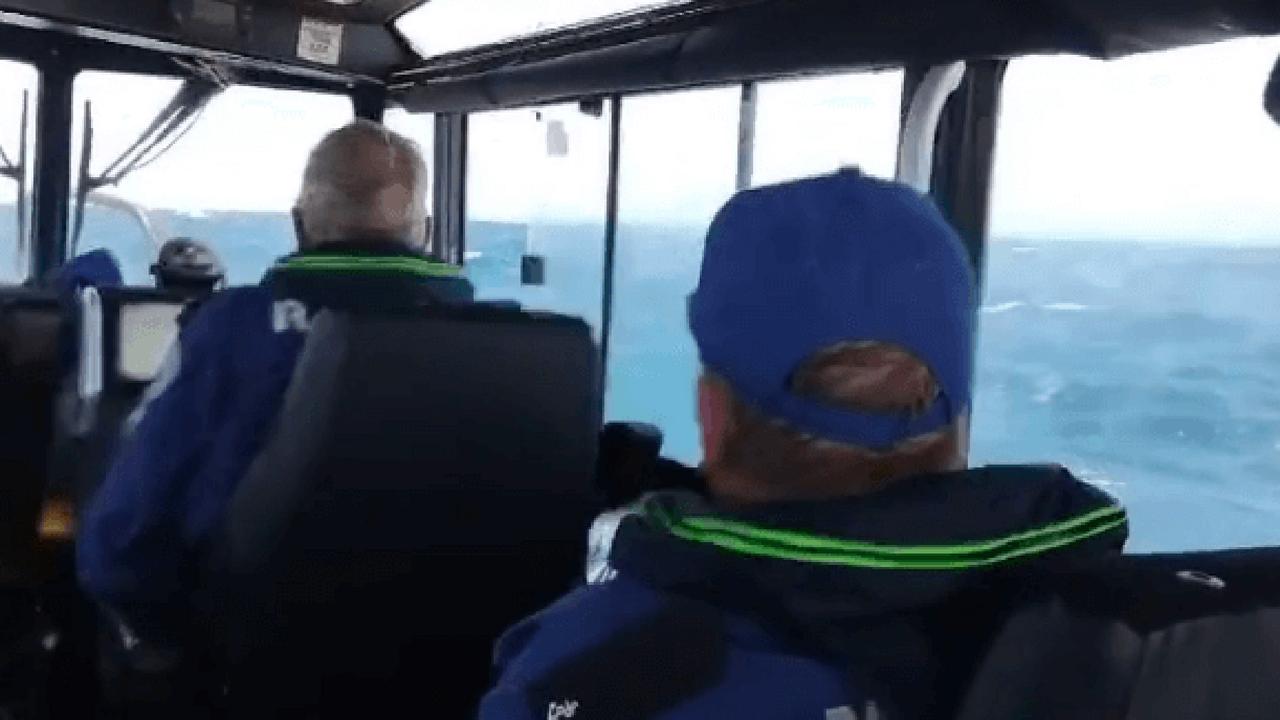 Marine Rescue NSW search for a man missing off the Illawarra coast