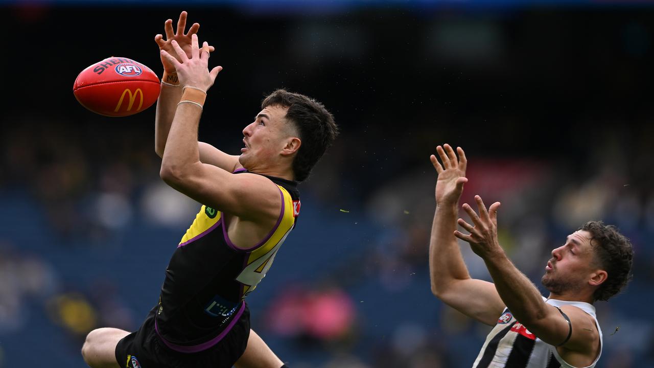 Richmond's Steely Green flies for a mark.
