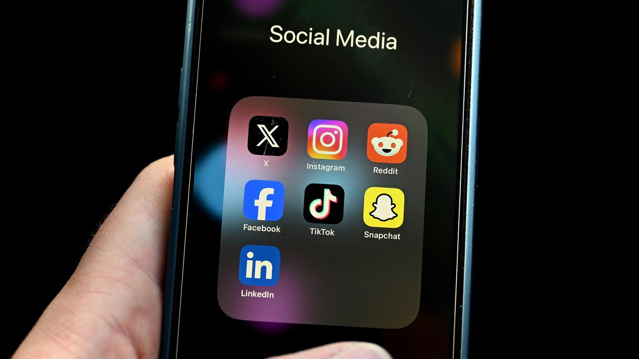 Social media apps (file)