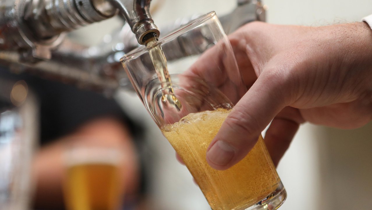 A beer is poured (file)