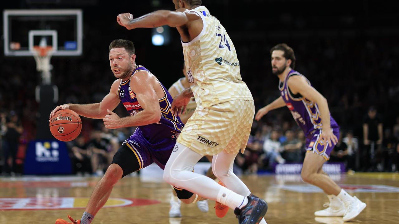 Matthew Dellavedova drives around Cairns opponent Marcus Lee.