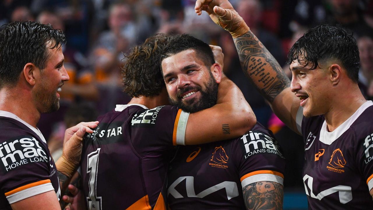 Adam Reynolds (centre)