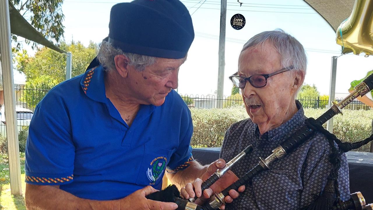 Man shows bagpipes to Ken Weeks