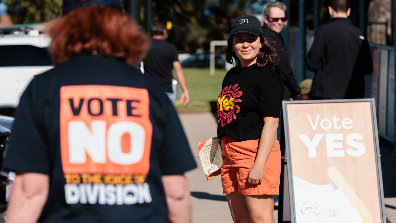 Yes and No campaigners wearing teeshirts, on referendum day
