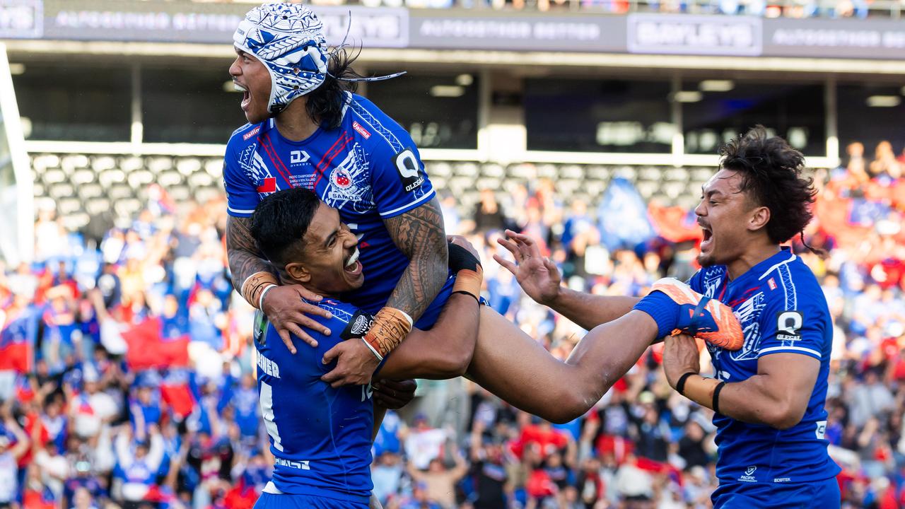 Brian To'o jumps on Deine Mariner.