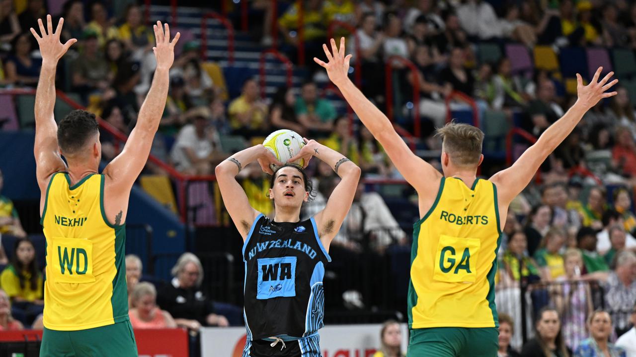 Te Matahiapo Hynes (centre) of New Zealand