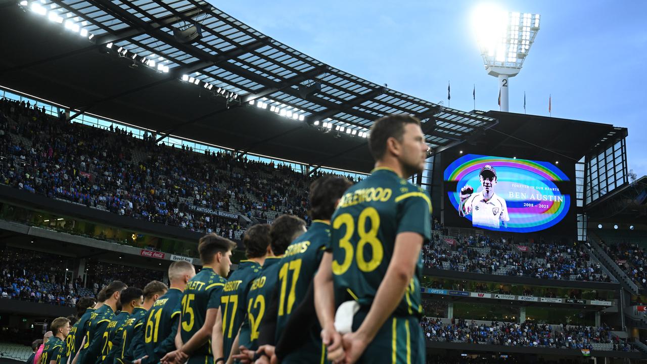 Australia and India players pay tribute to Ben Austin at the MCG
