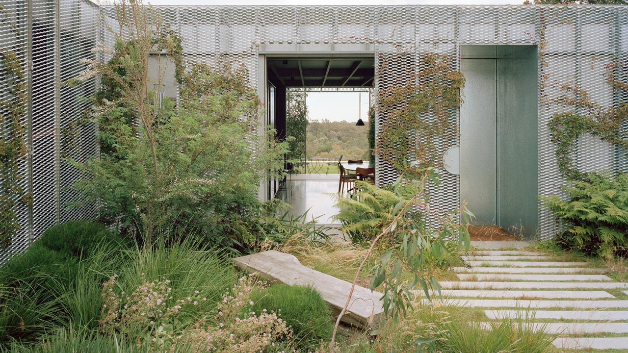 Hedge and Arbour house by Studio Bright