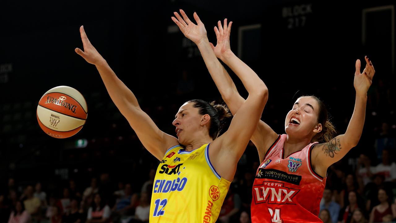 Bendigo's Marianna Tolo and Perth's Anneli Maley.