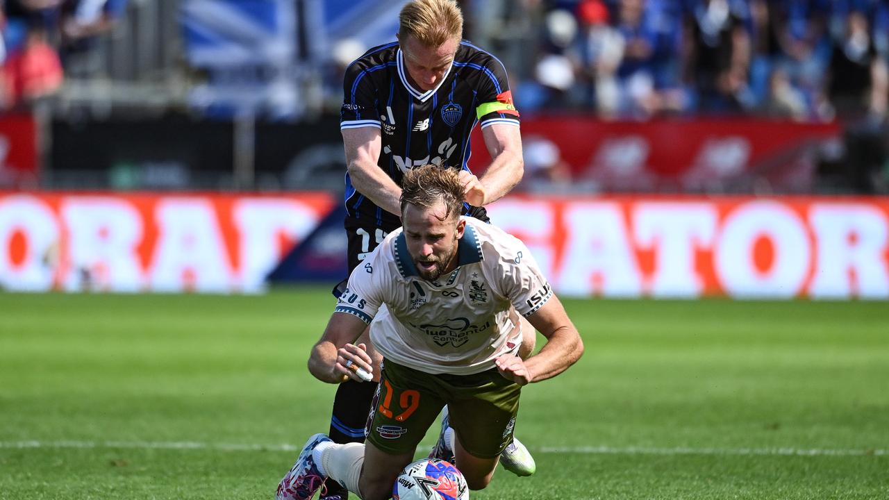 Auckland's Francis de Vries (top) and Brisbane's Michael Ruhs.