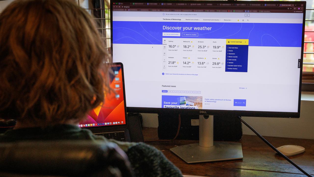 A person uses the BOM weather website
