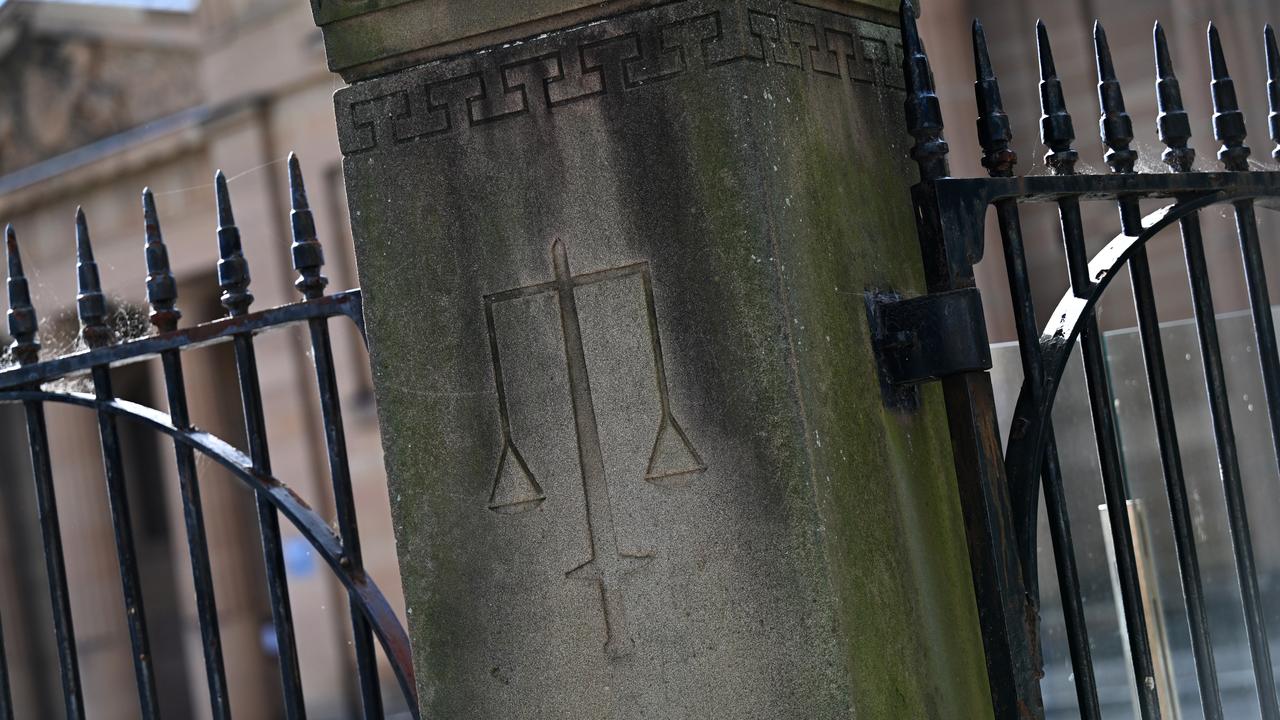 Scales of justice on court pillar (file)