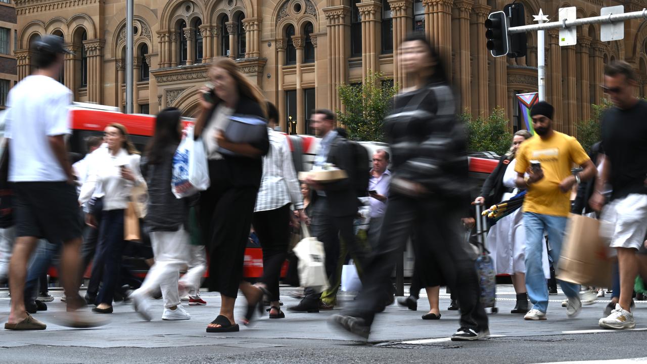 Sydney CBD workers during lunchtime in Sydney
