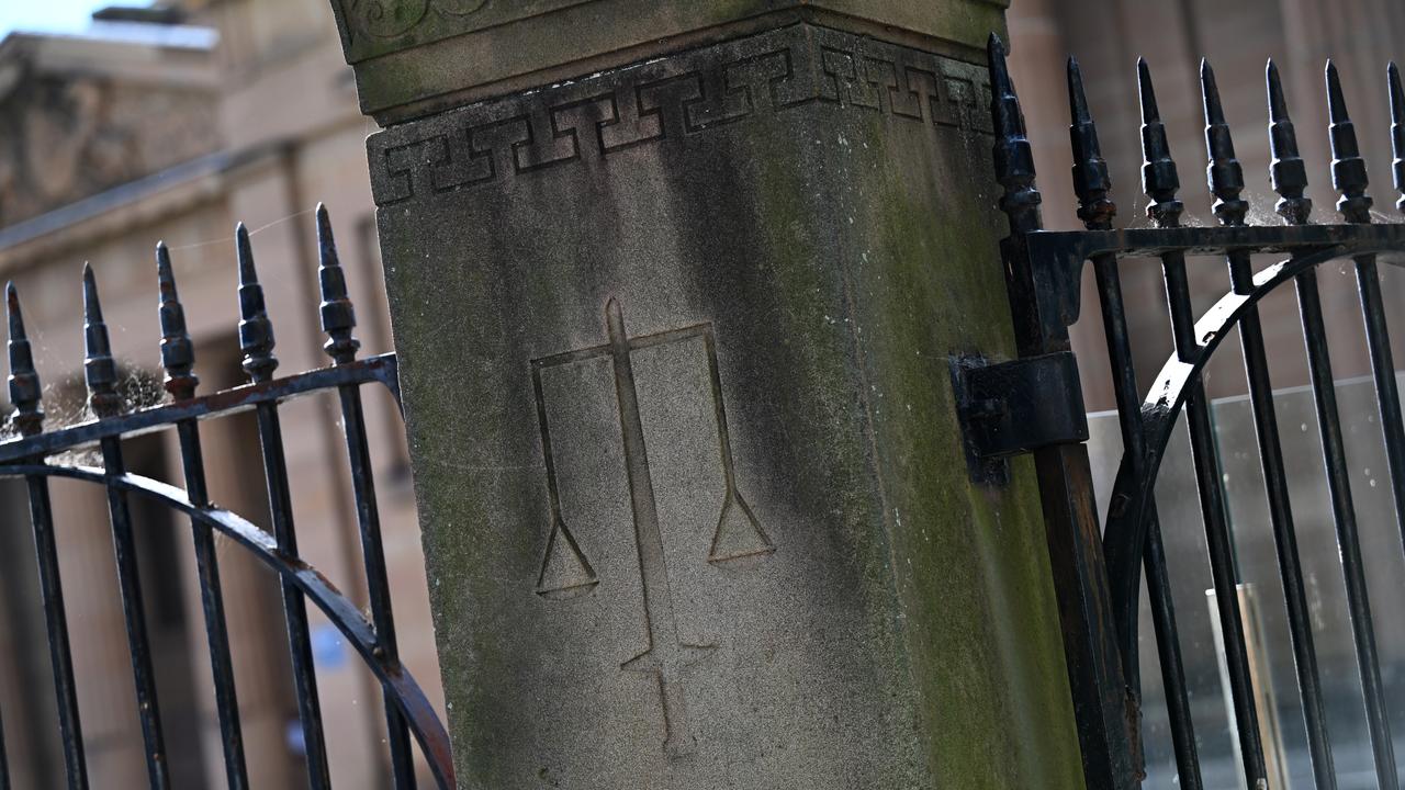 Scales of justice on pillar (file)