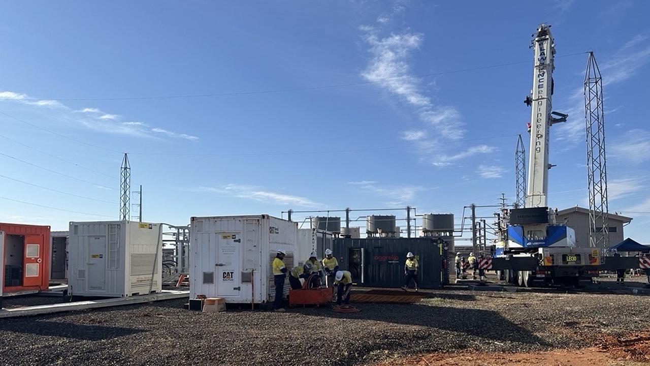 Workers repair the electricity network in Broken Hill (file image)