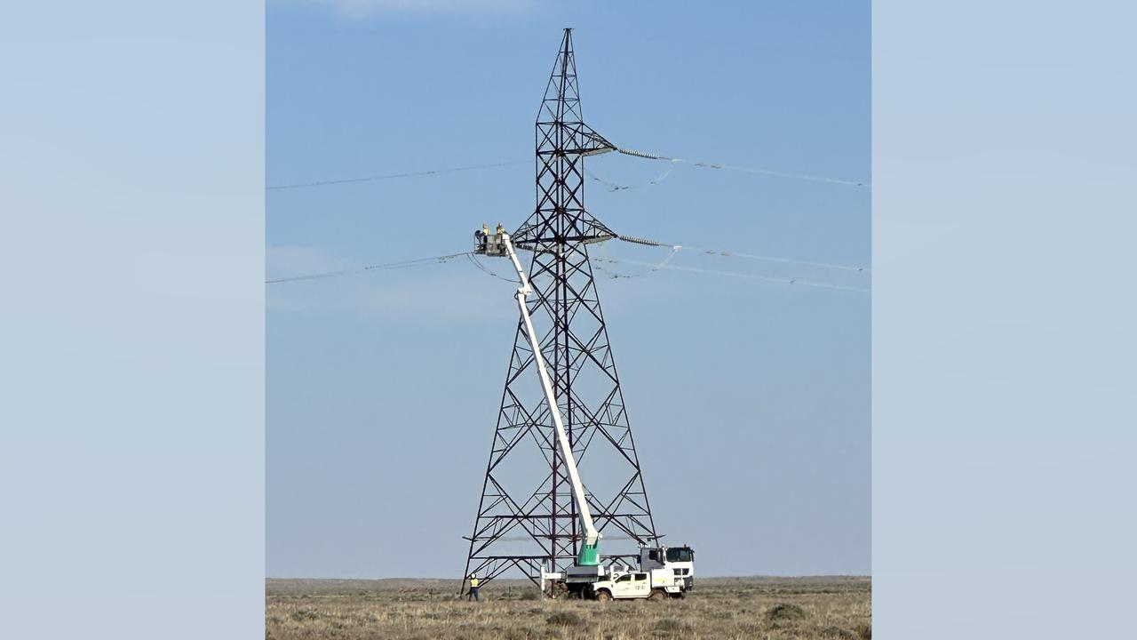 Workers repair the electricity network in Broken Hill (file image)