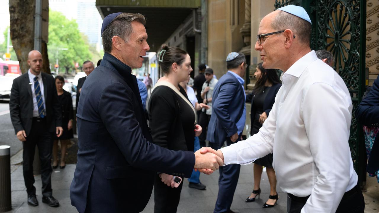 NSW Premier Chris Minns and Grerat Synagogue manager Larry Dorfan