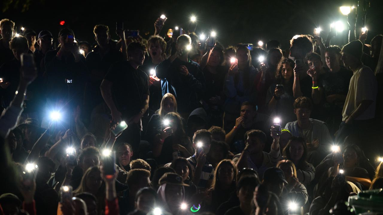 Spectators shine light from their phones in tribute to Bondi victims 