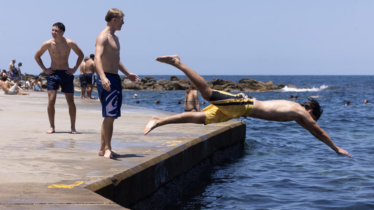 People flock to Clovelly Beach to cool off in Sydney, NSW