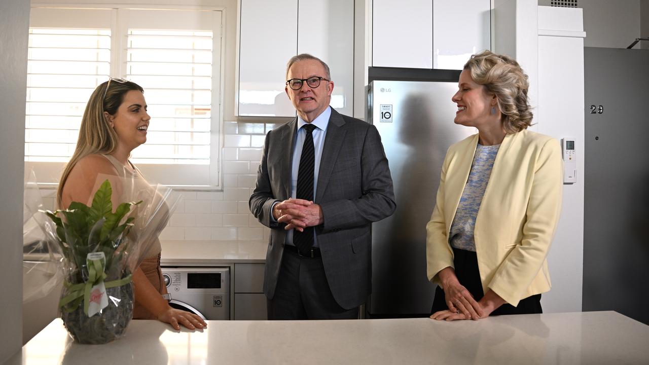 Anthony Albanese and Clare O'Neil visit a home owner (file image)