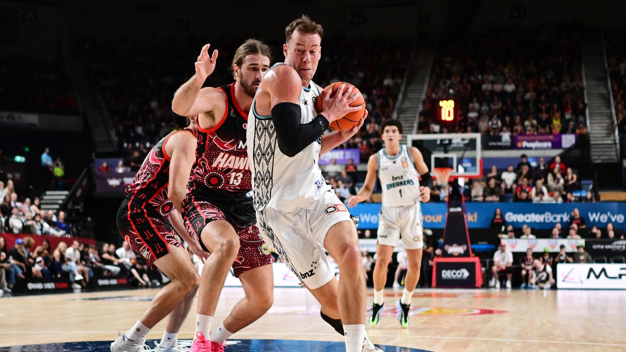 Sam Mennenga of the Breakers and Sam Froling of the Hawks