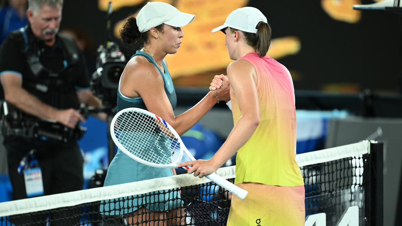 Madison Keys shakes hands with Iga Swiatek