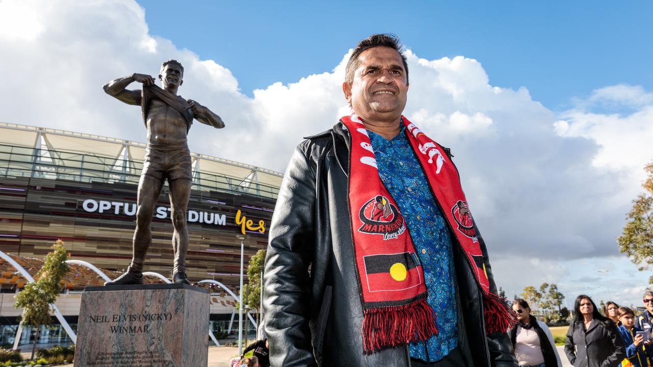 Nicky Winmar in front of his statue (file)