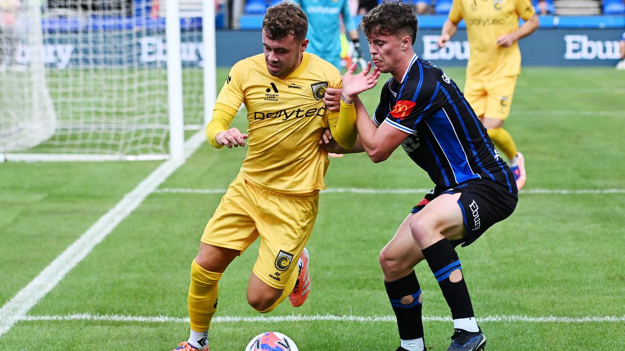 Central Coast's Alfie McCalmont and Auckland's Jake Girdwood-Reich