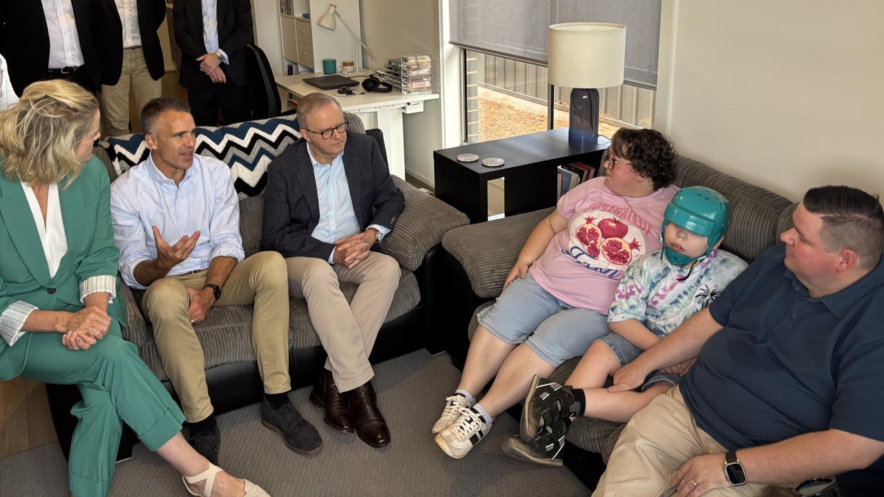 Clare O'Neil, Anthony Albanese, Peter Malinauskas and the Tramontanos