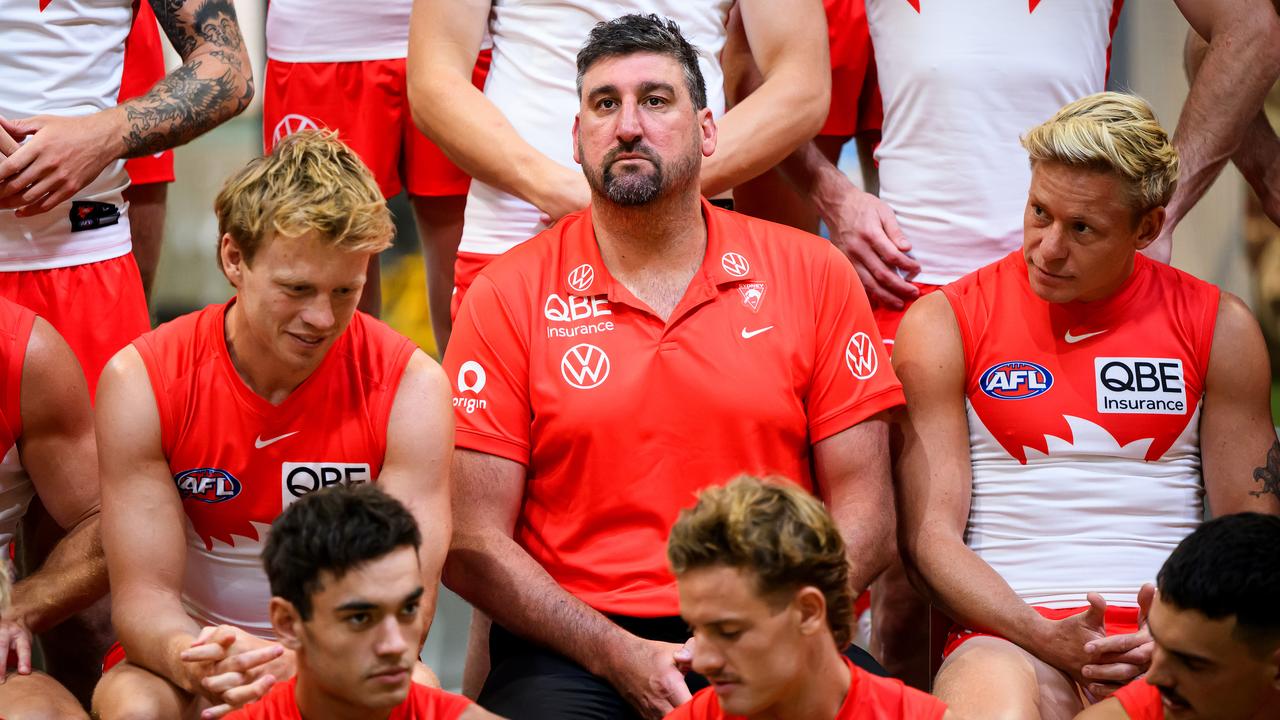 Swans coach Dean Cox (centre)