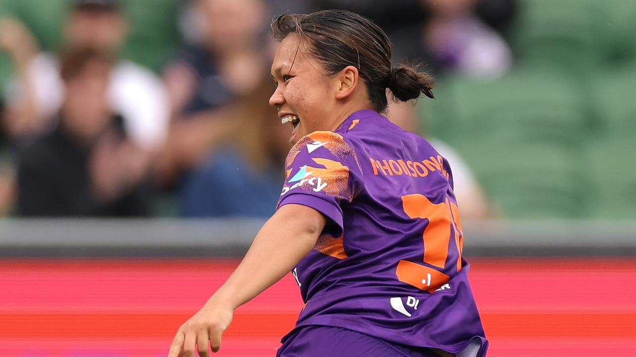 A corner kick from Susan Phonsongkham