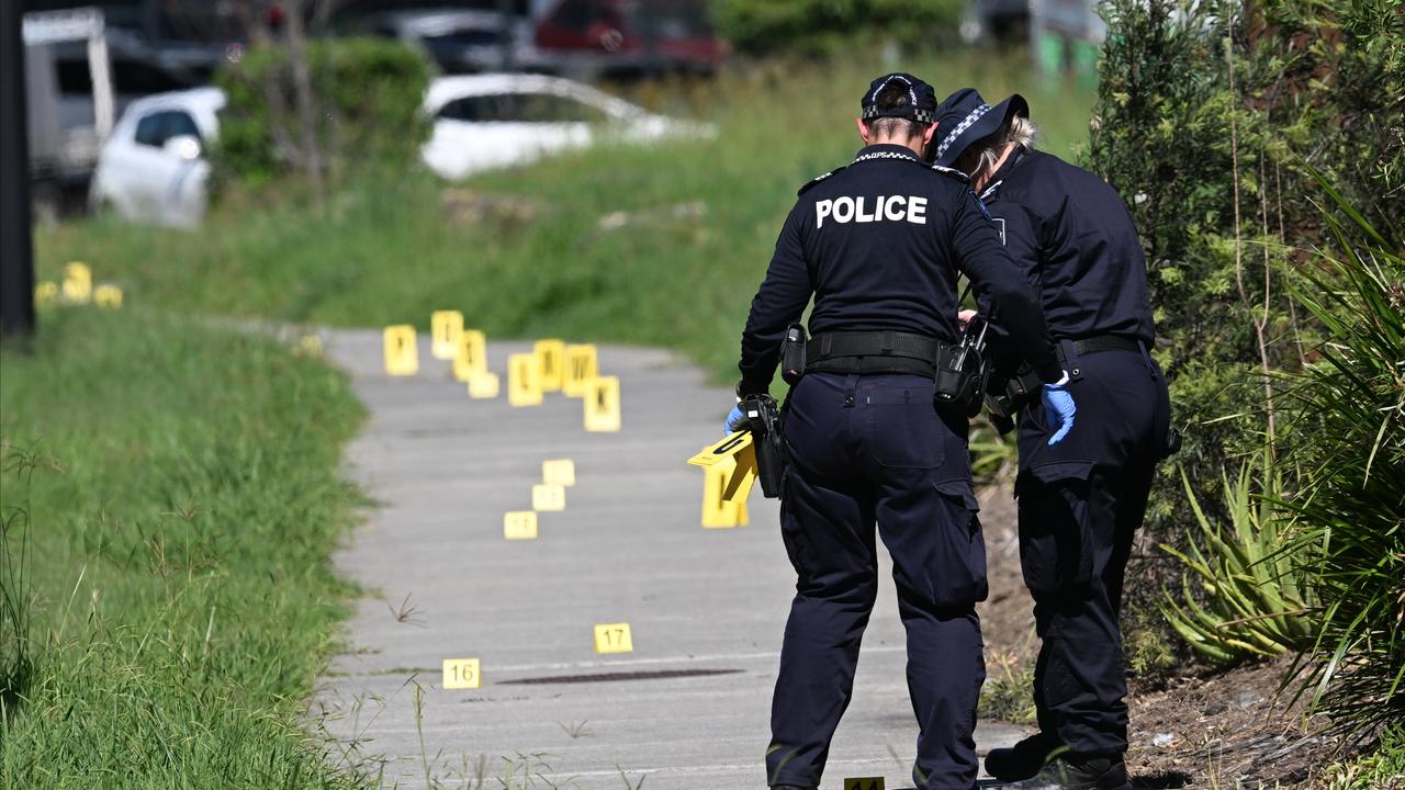 Markers along footpath (file)