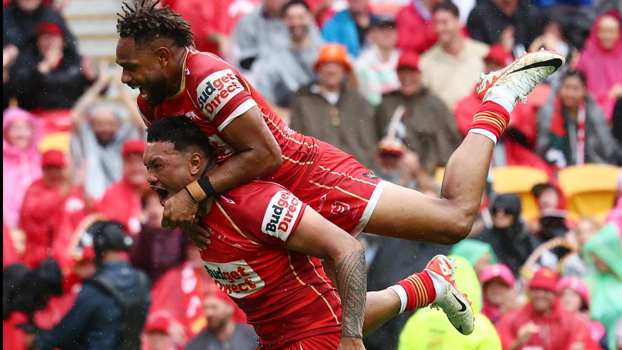 Kulikefu Finefeuiaki (bottom), with Hamiso Tabuai-Fidow.