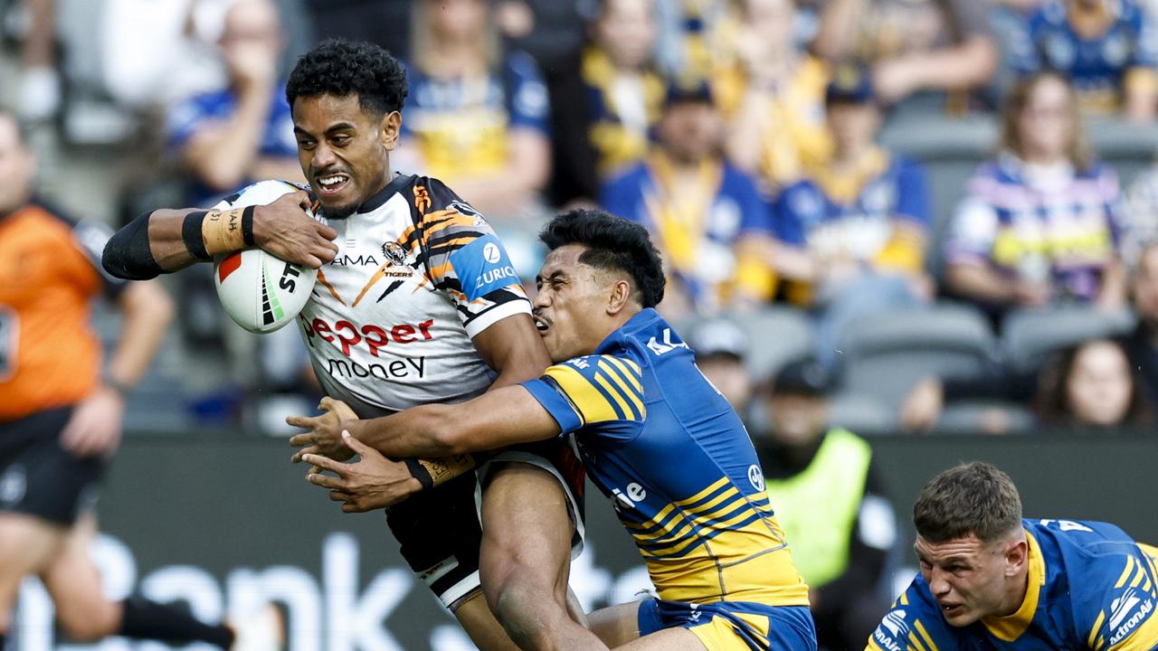 Jahream Bula of the Tigers scores a try