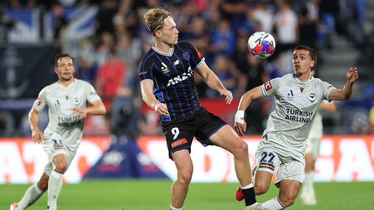 Sam Cosgrove of Auckland FC and Joshua Rawlins of Melbourne Victory