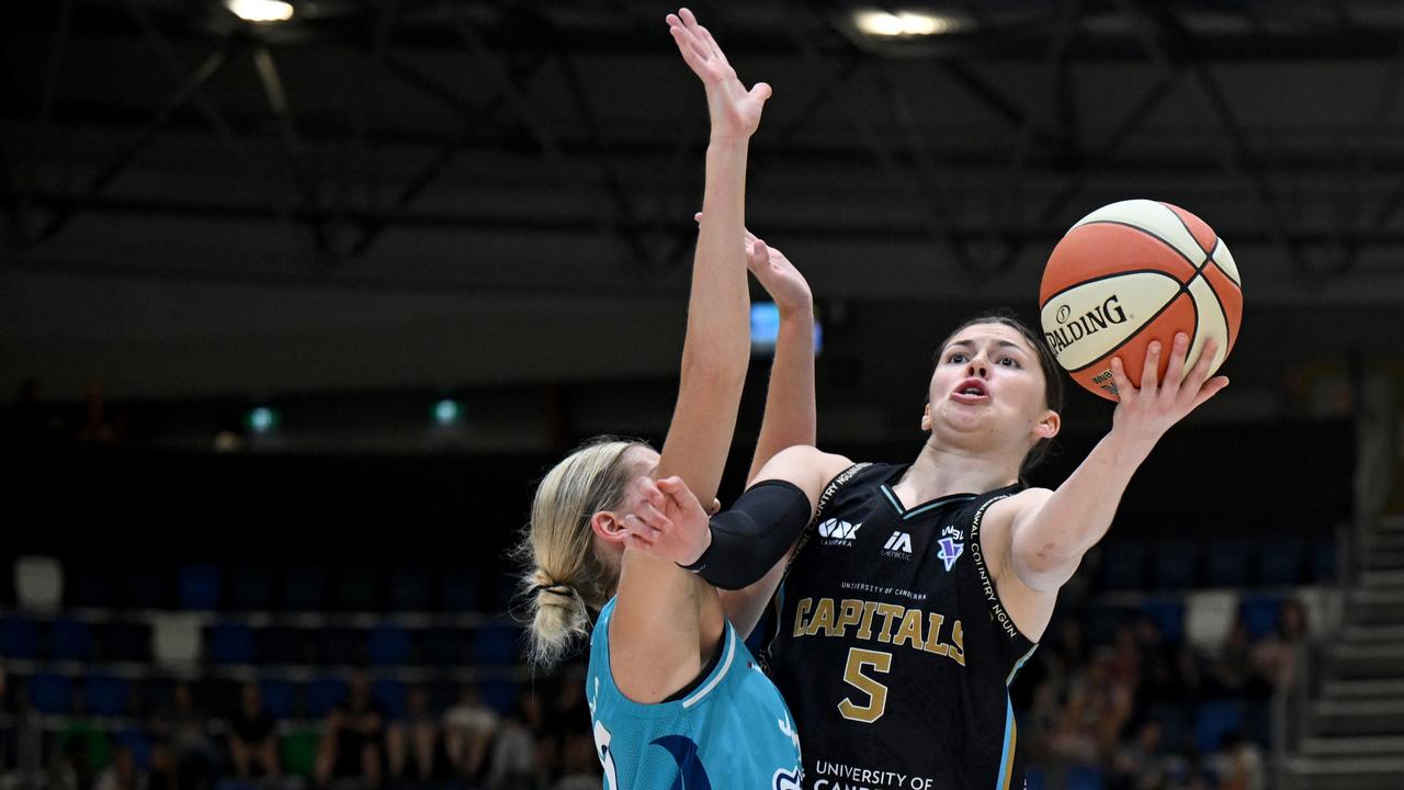 Jade Melbourne plays basketball