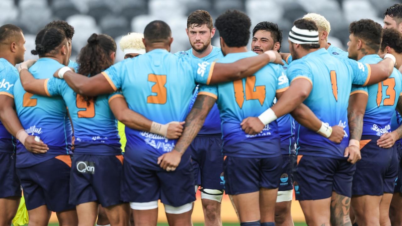 Moana Pasifika team huddle.