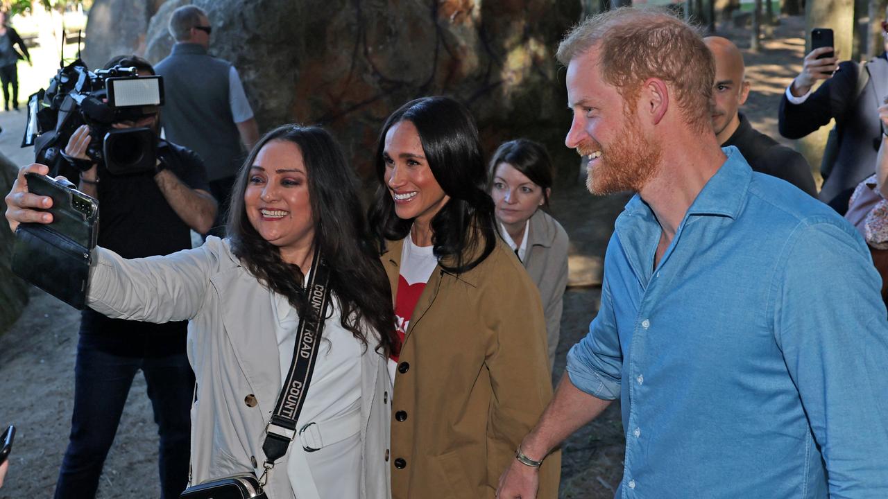 Harry and Meghan take selfies with the public