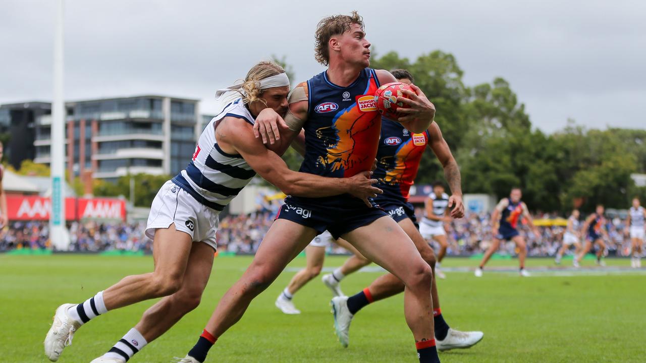 Bailey Smith tackles Harley Reid