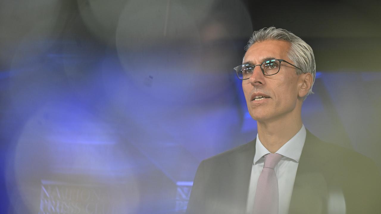 Hugh de Kretser addresses the National Press Club