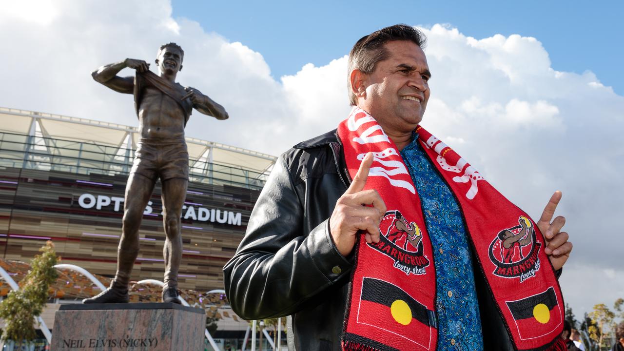 Nicky Winmar in front of his statue (file)