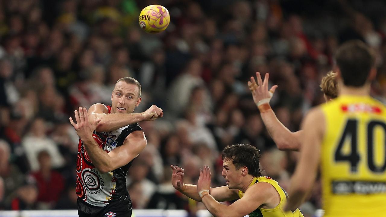 St Kilda's Callum Wilkie fires out a handpass against the Tigers.