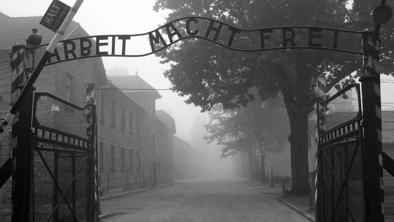 Main gate at Auschwitz (file)